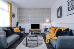 NEW! Modern 2-bed house in Manchester by 53 Degrees Property, Ideal for Business & Contractors - Sleeps 7!